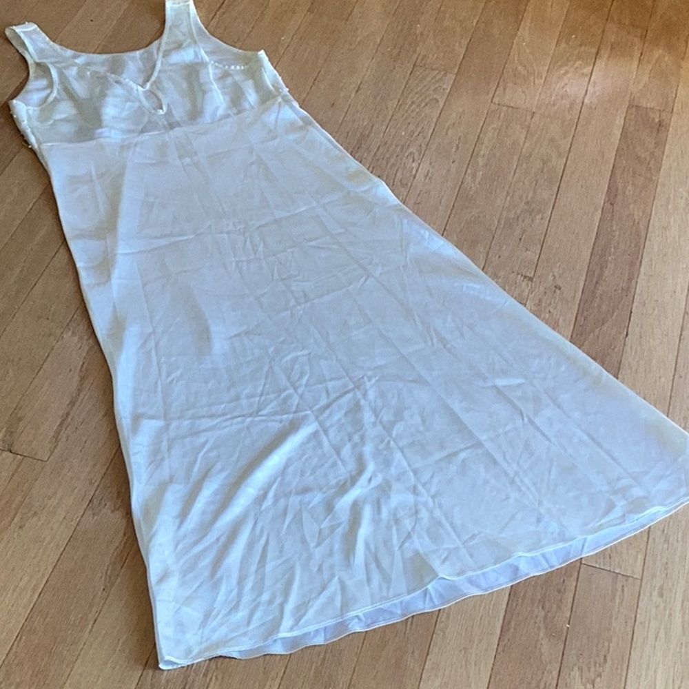 Victoria’s Secret ivory long sleeveless gown with seed pearls on bodice … - Picture 7 of 14